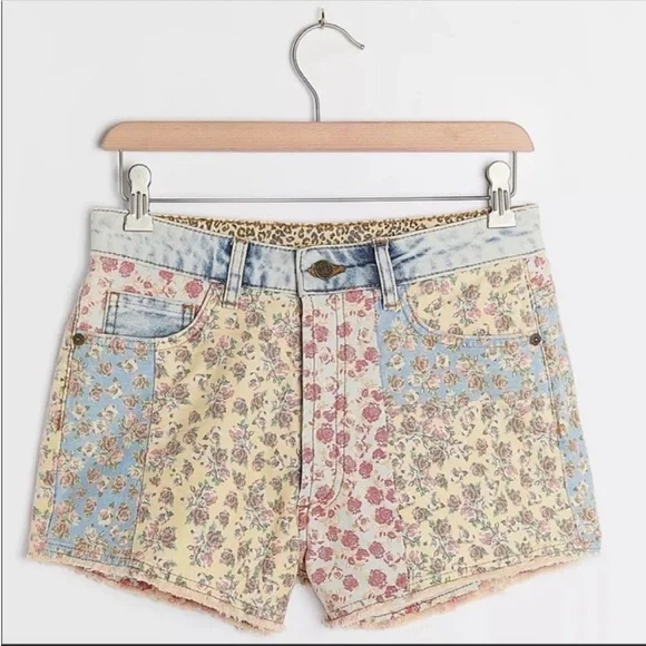 Farm Rio Ultra High Rise Floral Patchwork Denim Shorts Blue Pink Yellow 25 NWT - Picture 4 of 7